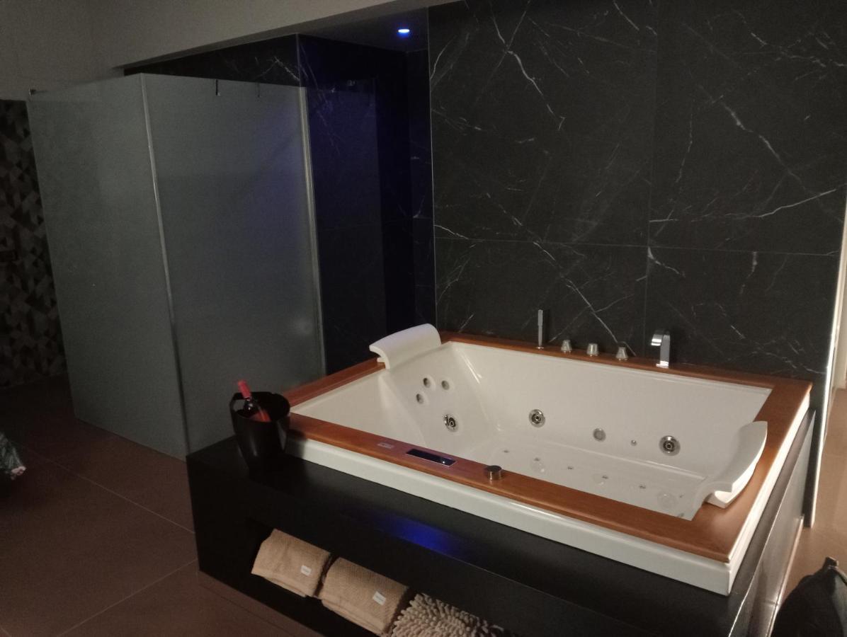Suite Luxurya Барі Екстер'єр фото