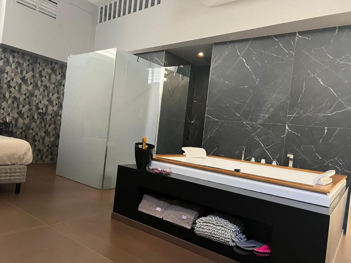 Suite Luxurya Барі Екстер'єр фото